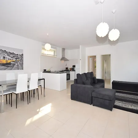 Family With Pool And Barbecue Alcobaca