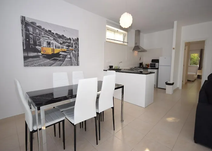 Family With Pool And Barbecue Вилла